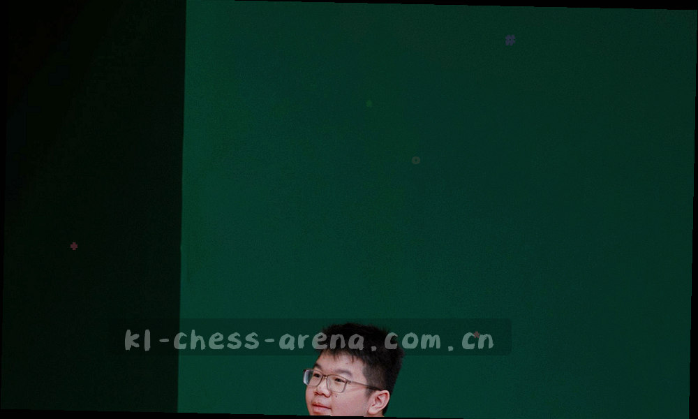 深夜客服工作台，屏幕上排列着待处理的登录异常与兼容问题工单，暖橙色标签标出优先级